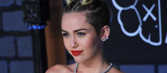 مايلي سايرس تظهر شبه عارية ومتابعيها يصفونها بـ 